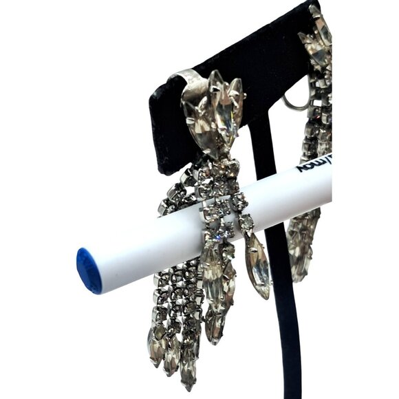 Vintage Weiss Rhinestone Earrings Long Dangle Layered Clip-On Earrings Signed Je - Picture 4 of 6